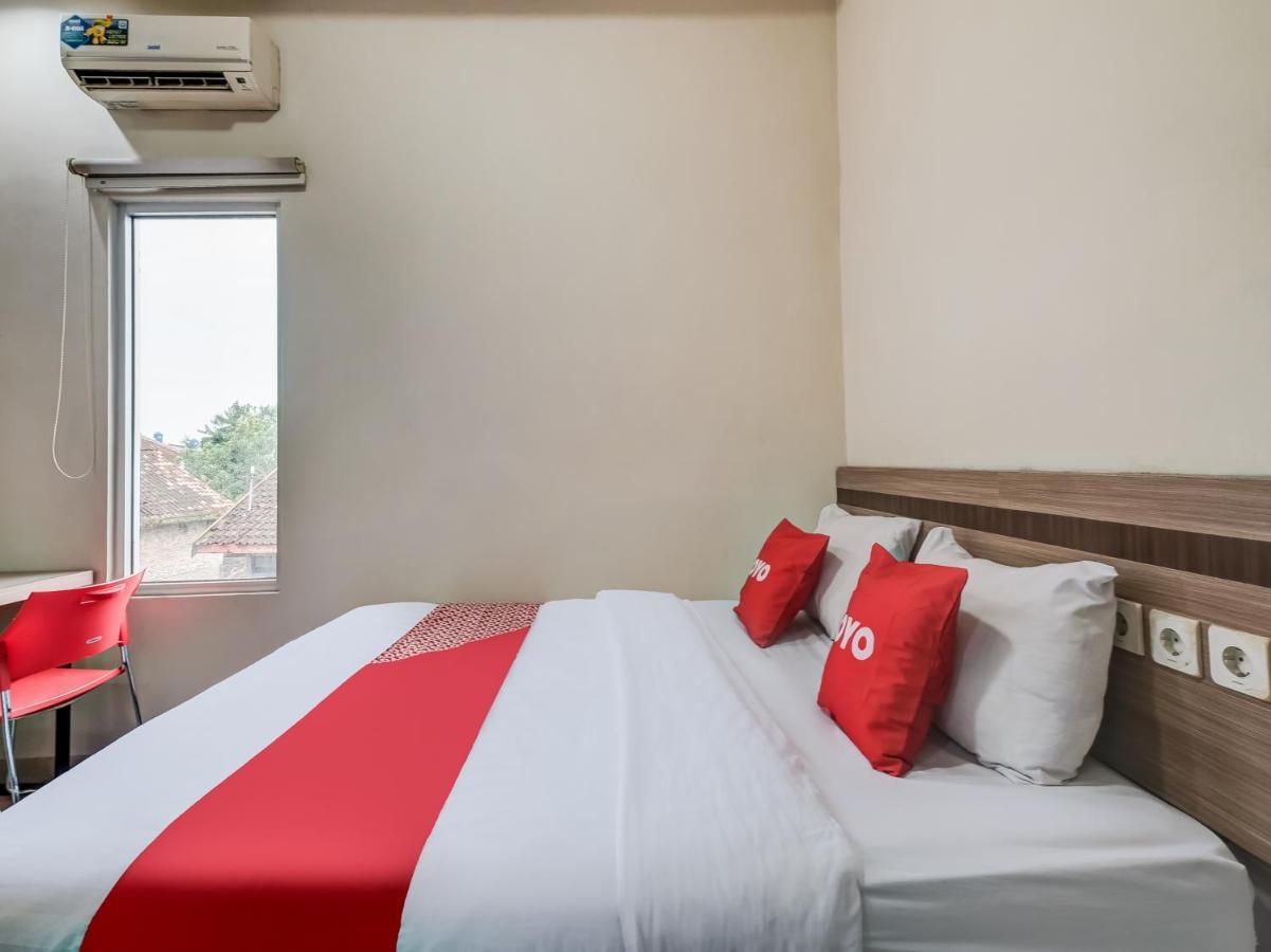 Oyo 90986 Hotel Srikandi Adisucipto Kalasan Exteriör bild